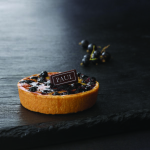 Tartaletka z mandlí a černého rybízu