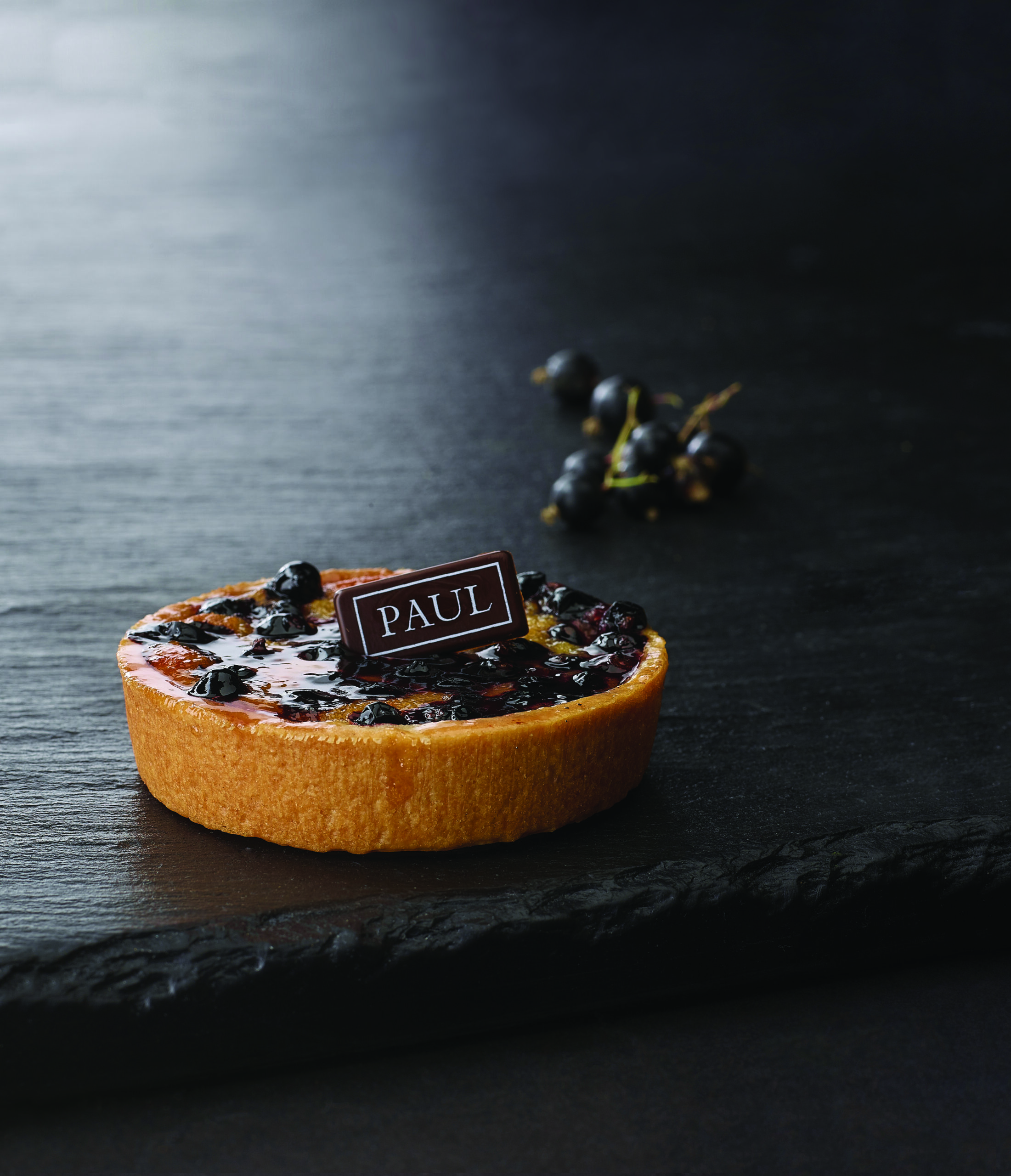 Tartaletka z mandlí a černého rybízu