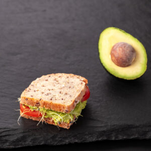 Vícezrnný chléb s avokádem