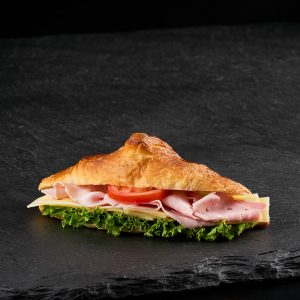 Croissant se šunkou a sýrem