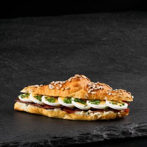 Croissant se slaninou a vejci