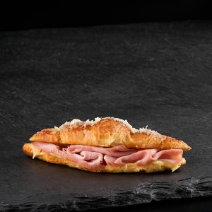 Zapečený croissant se šunkou a sýrem