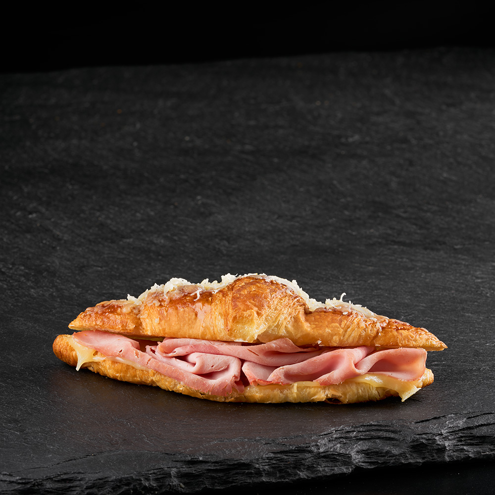 Zapečený croissant se šunkou a sýrem