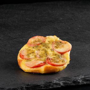 Brioška s mozzarellou a tomaty