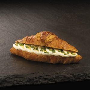 Croissant s vejcem a pažitkou