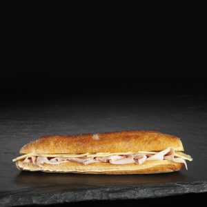 Bageta se šunkou a ementálem