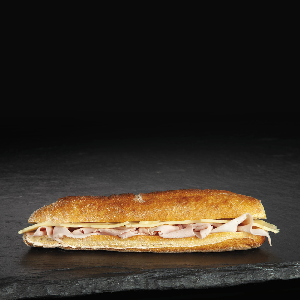 Bageta se šunkou a ementálem