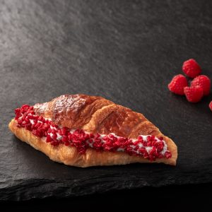 Croissant s tvarohem a malinami