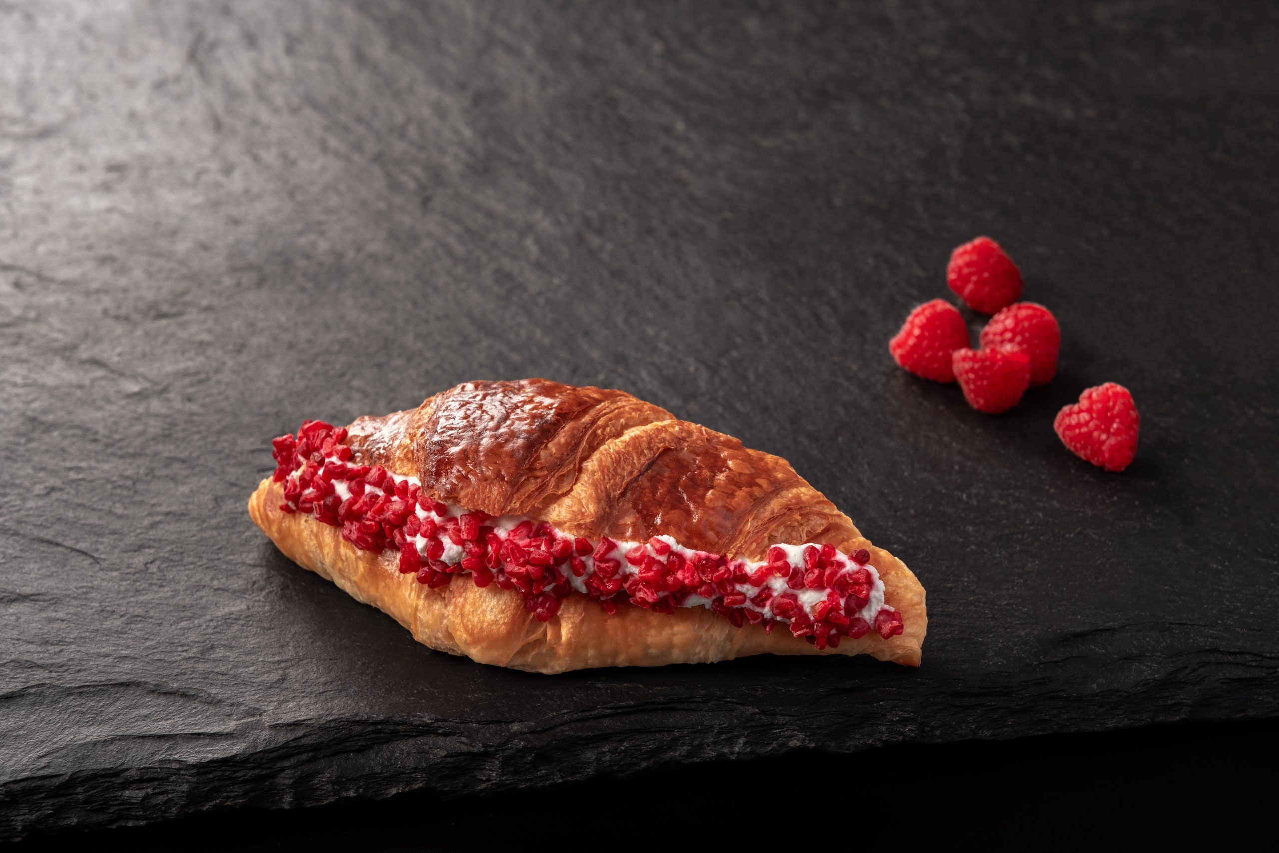 Croissant s tvarohem a malinami