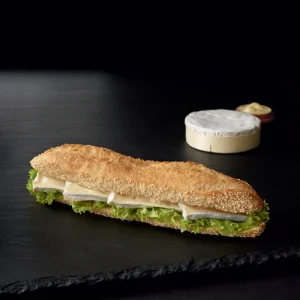 Sezamová bageta s camembertem